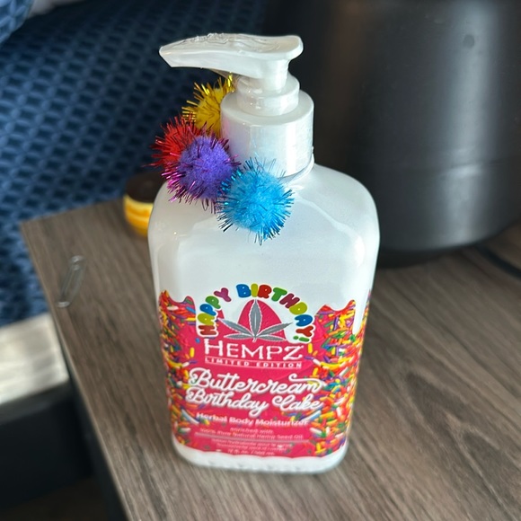 Hempz Other - Hempz buttercream, birthday cake moisturizer